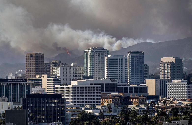 آتش سوزی جنگلی و مرتعی در اطراف شهر لس آنجلس