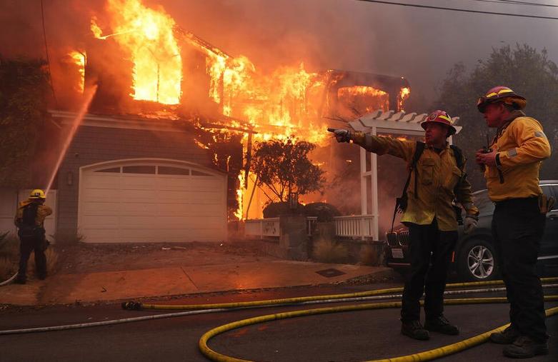 آتش سوزی جنگلی و مرتعی در اطراف شهر لس آنجلس