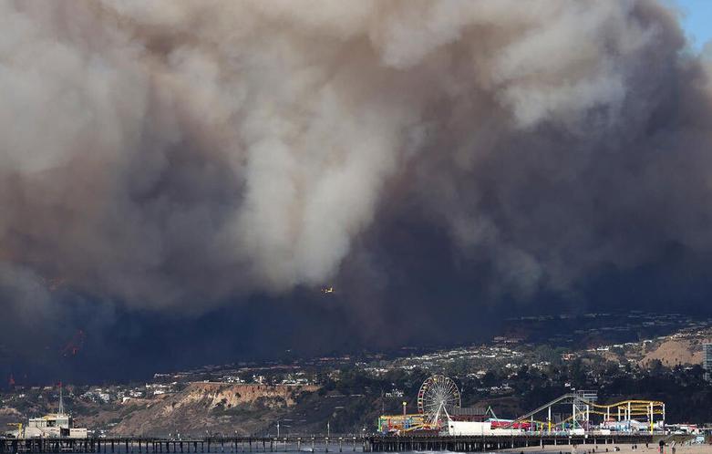 آتش سوزی جنگلی و مرتعی در اطراف شهر لس آنجلس