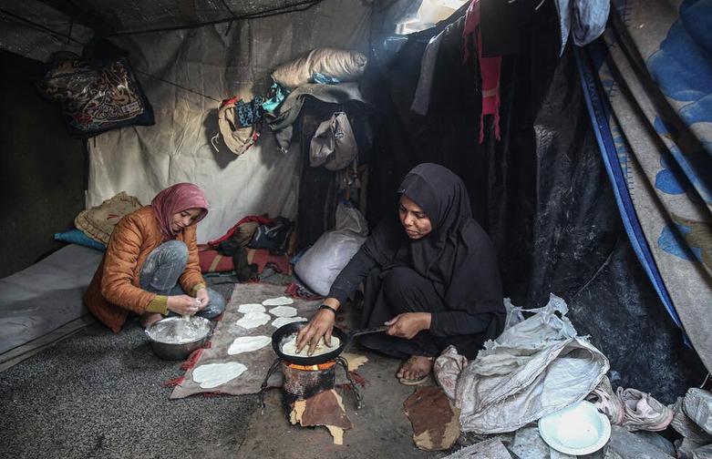 پخت نان در چادرهای آوارگان جنگی در "دیرالبلح" 