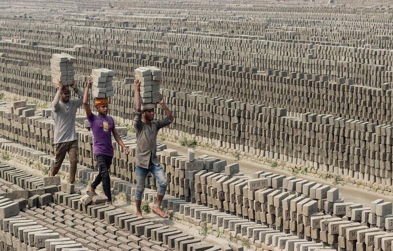  کارگاه تولید آجر در حومه پایتخت بنگلادش