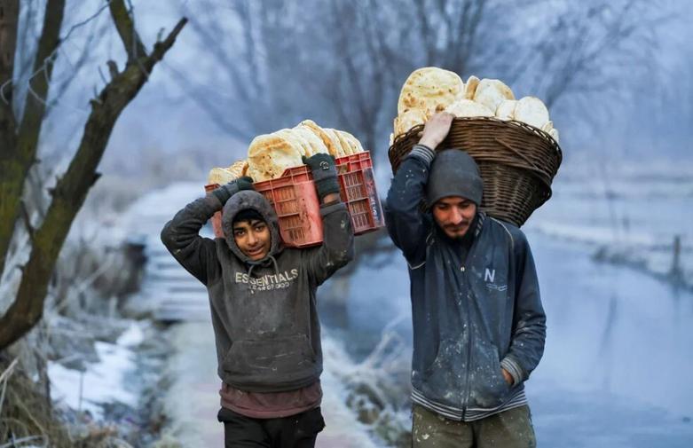 حمل نان های داغ برای فروش