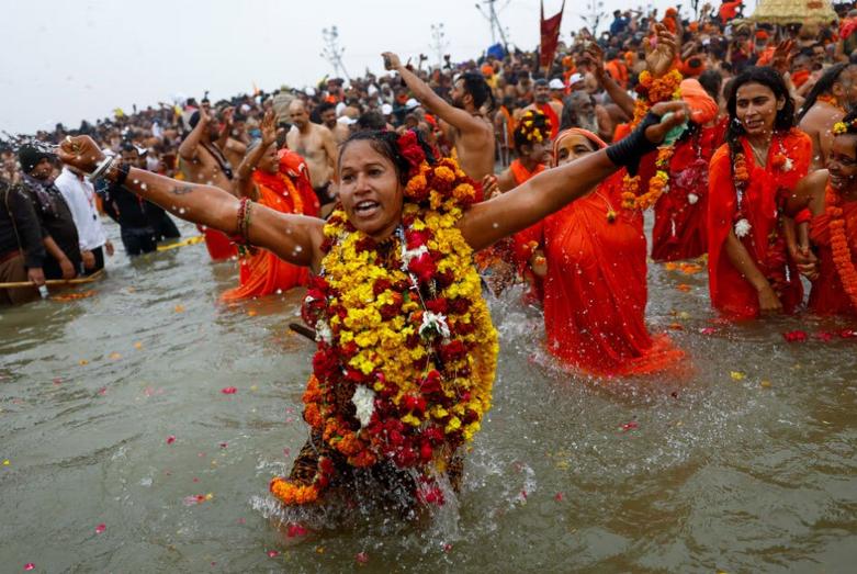 مردان و زنان هندو در طول جشنواره آیینی " ماها کومب ملا"