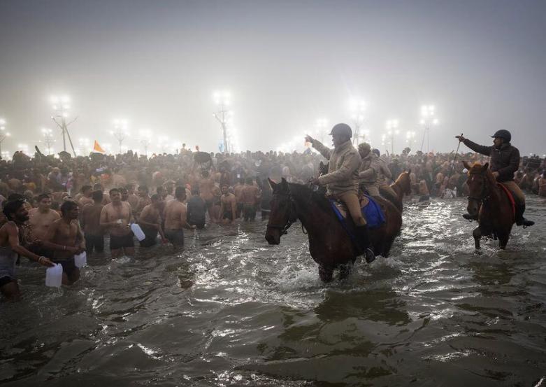 مردان و زنان هندو در طول جشنواره آیینی " ماها کومب ملا"