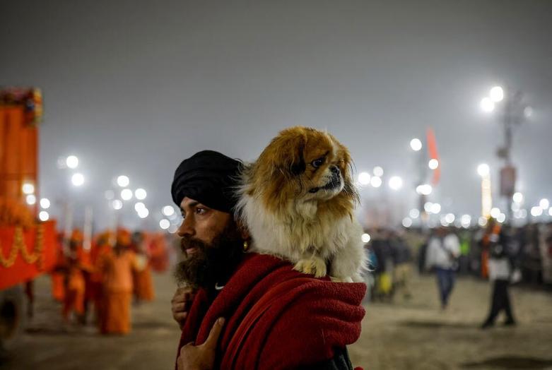 مردان و زنان هندو در طول جشنواره آیینی " ماها کومب ملا"