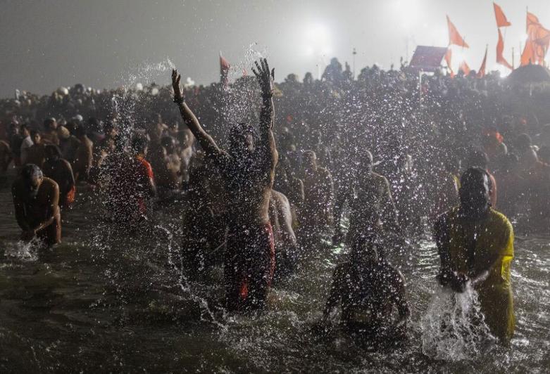 مردان و زنان هندو در طول جشنواره آیینی " ماها کومب ملا"