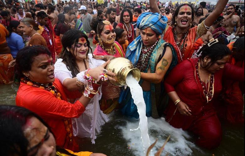 مردان و زنان هندو در طول جشنواره آیینی " ماها کومب ملا"
