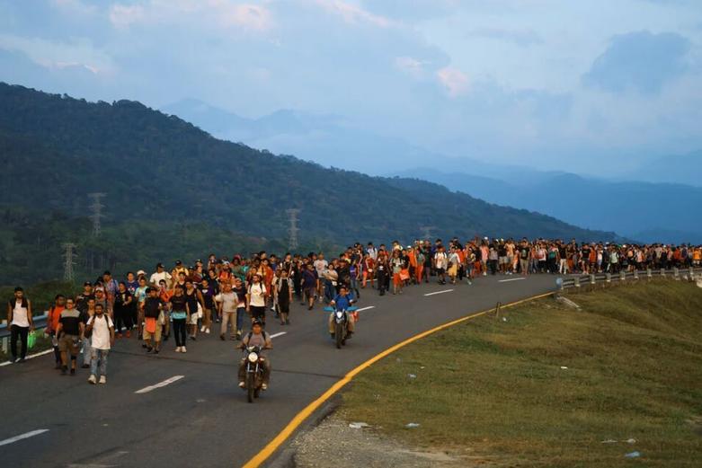 دیدنیهای امروز؛ از بزرگترین اجتماع انسانی جهان تا اردوگاه چادری آوارگان آتشسوزی در آمریکا کاروان پناهجویان عازم مرز ایالات متحده آمریکا