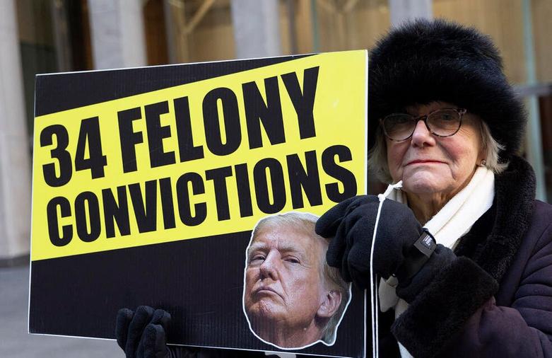 دیدنیهای امروز؛ از بزرگترین اجتماع انسانی جهان تا اردوگاه چادری آوارگان آتشسوزی در آمریکا تجمع مخالفان ترامپ در مقابل دفتر شبکه "فاکس نیوز"