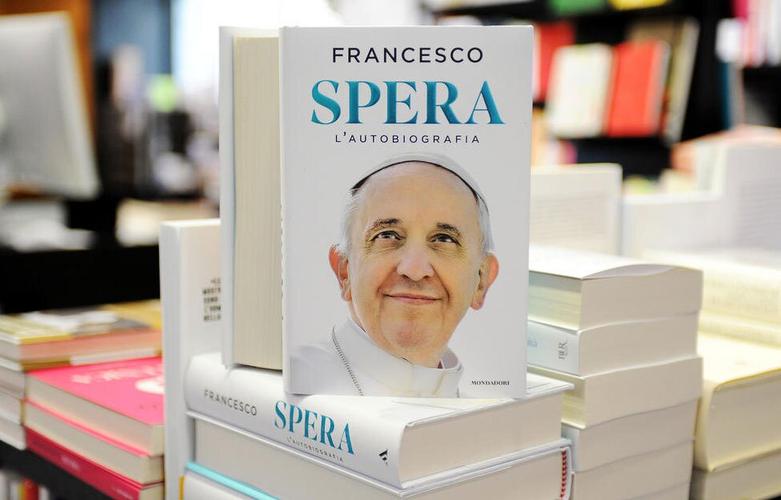 دیدنیهای امروز؛ از بزرگترین اجتماع انسانی جهان تا اردوگاه چادری آوارگان آتشسوزی در آمریکا آغاز فروش کتاب زندگی نامه پاپ فرانسیس در ایتالیا