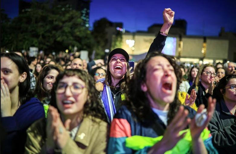 دیدنی های امروز؛ از اعتراضات ضدترامپ تا توافق آتش بس در غزه شادمانی از آزادی 3 اسیر زن اسرائیلی از سوی حماس