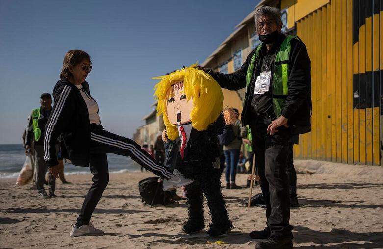 دیدنی های امروز؛ از اعتراضات ضدترامپ تا توافق آتش بس در غزه اعتراض مکزیکی ها به سیاست های مهاجرستیزانه ترامپ