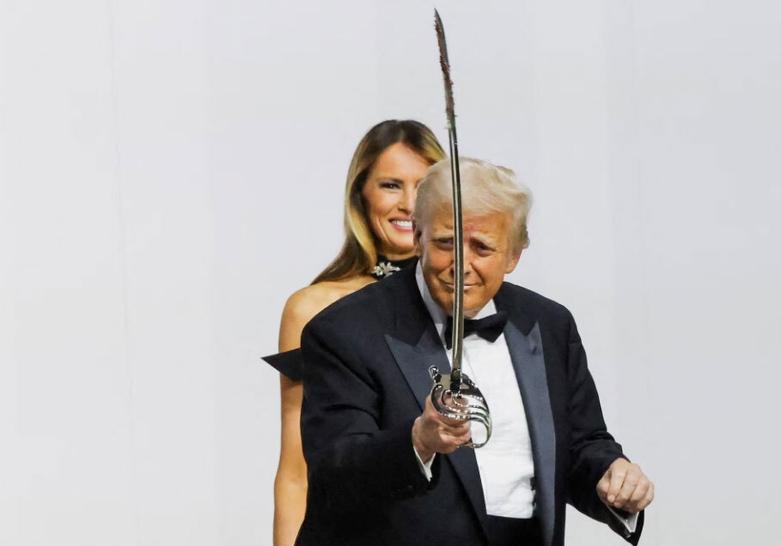 دیدنی های امروز؛ از مهمانی ترامپ تا وضع جدید پناهجویان عازم آمریکا ترامپ در حال بریدن کیک چهل و هفتمین رئیس جمهوری آمریکا