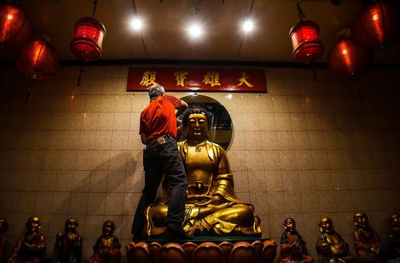 تمیز کردن مجسمه های معبدی در باندونگ اندونزی