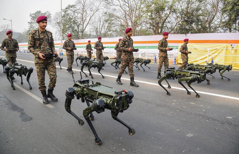 نمایش تجهیزات رباتیک ارتش هند در کلکته
