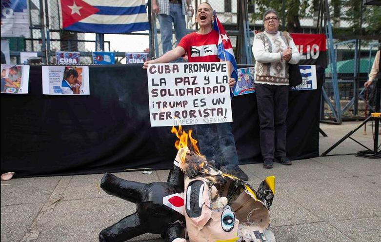 شکستن آدمک ترامپ در تظاهرات مقابل سفارت آمریکا 