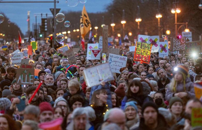 تظاهرات علیه احزاب افراط گرای راست در شهر برلین