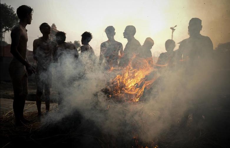زائران هندو پس از انجام مراسم آیینی در رودخانه "هانومان گات"