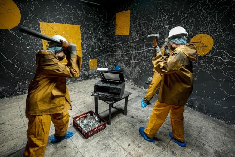 بازدیدکنندگان از "اتاق خشم" در شهر سارایوو بوسنی