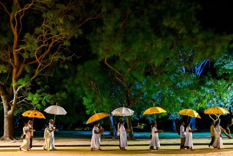 بازدید از معبدی در شهر "کاتاراگاما" 