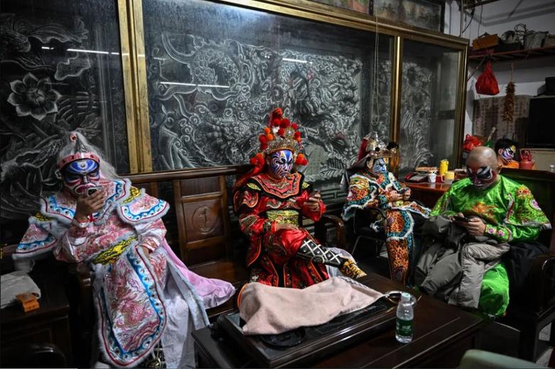 یک گروه رقص و اوپرای چینی در انتظار اجرای مراسم