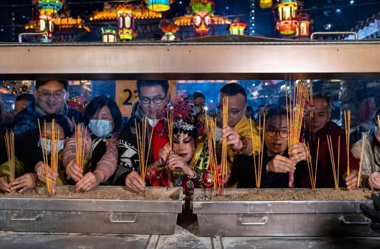 سوزاندن عود در معبدی در هنگ کنگ