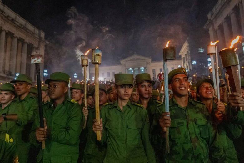 راهپیمایی با مشعل به مناسبت صد و هفتاد و دومین سالگرد 