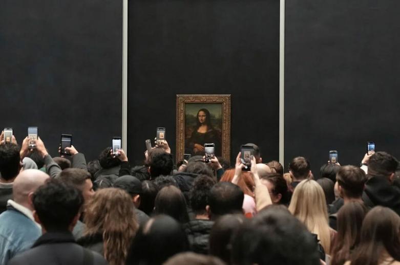 بازدیدکنندگان از موزه "لوور" پاریس