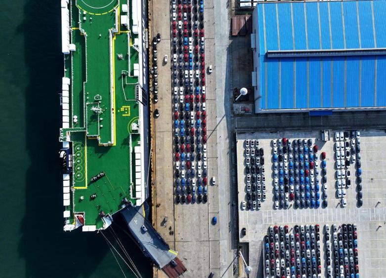  کشتی باری بزرگ در حال بارگیری خودروهای صادراتی