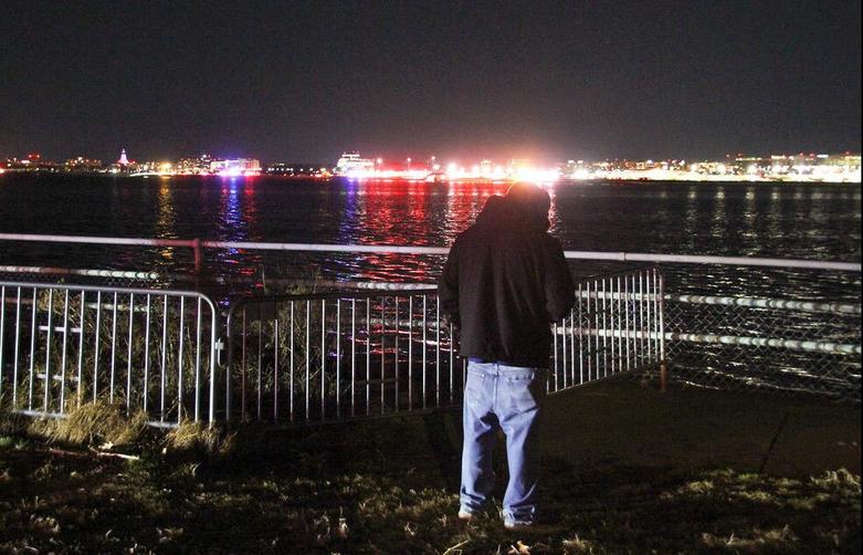 مردی در شهر واشنگتن آمریکا و در کنار رودخانه "پوتوماک" 