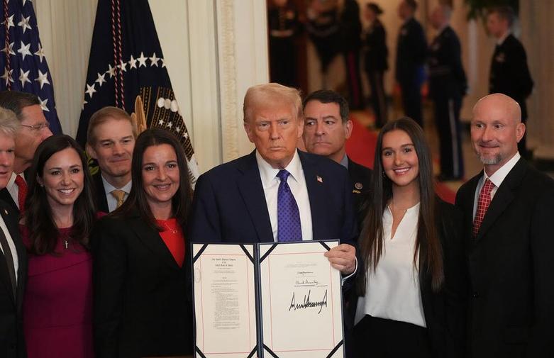 مراسم امضای قانون "لِیکن رایلی"