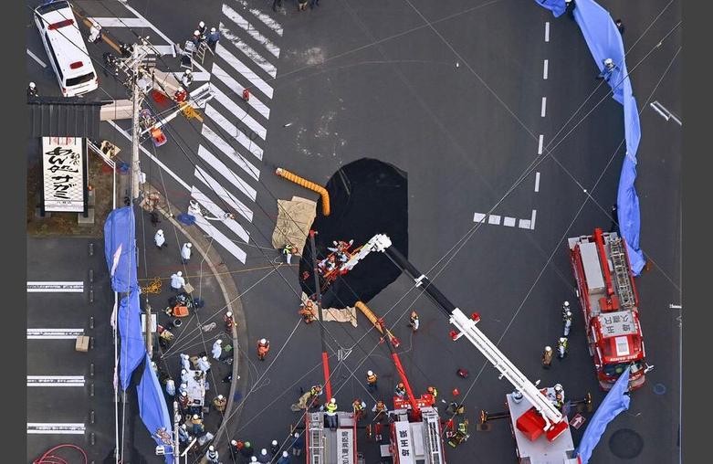 باز شدن یک حفره بزرگ به عمق 6 متر در خیابانی در سایتاما ژاپن