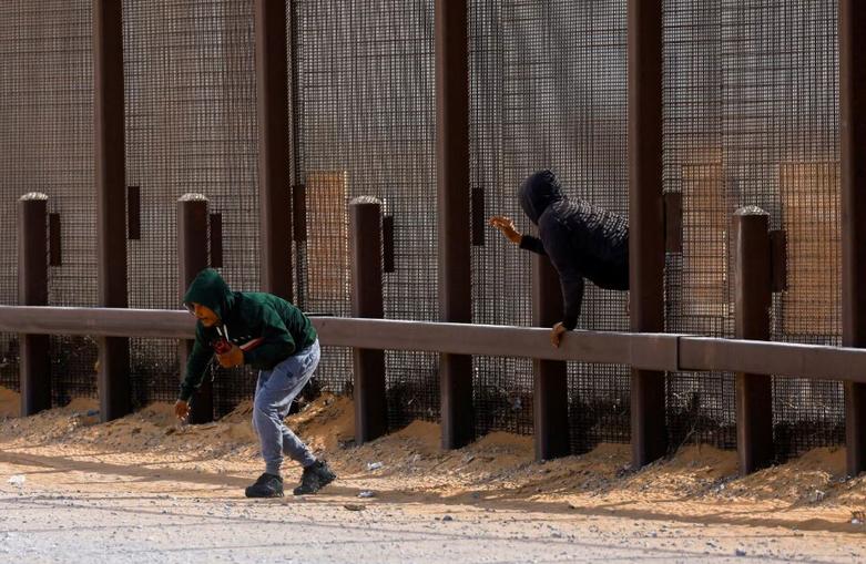 ورود مهاجران از حفره های دیوار مرزی