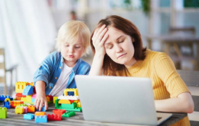 فرسودگی والدگری؛ چرا والدین امروزی بیش از هر زمان دیگری احساس تنهایی میکنند؟ نقش مهم والدگری و احساس تنهایی