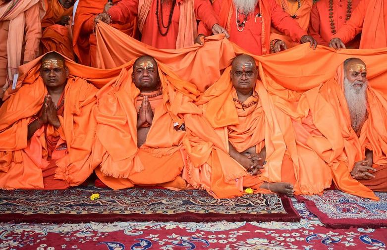 مرد مقدس هندو پس از غوطه ور شدن در آب رود "سنگام"