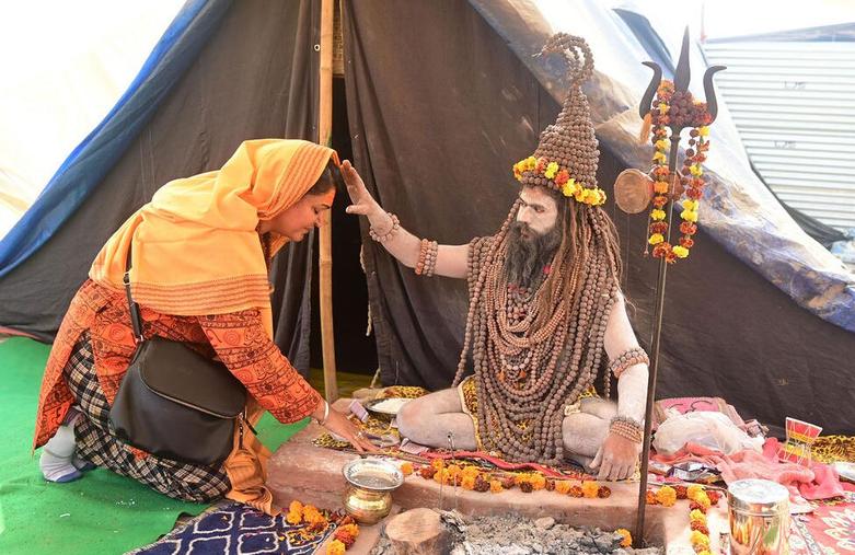 مرد مقدس هندو پس از غوطه ور شدن در آب رود "سنگام"