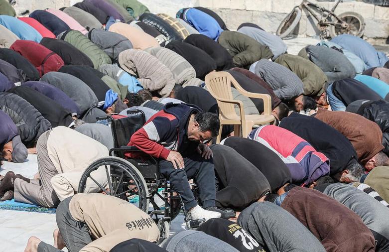 مرد مقدس هندو پس از غوطه ور شدن در آب رود "سنگام"