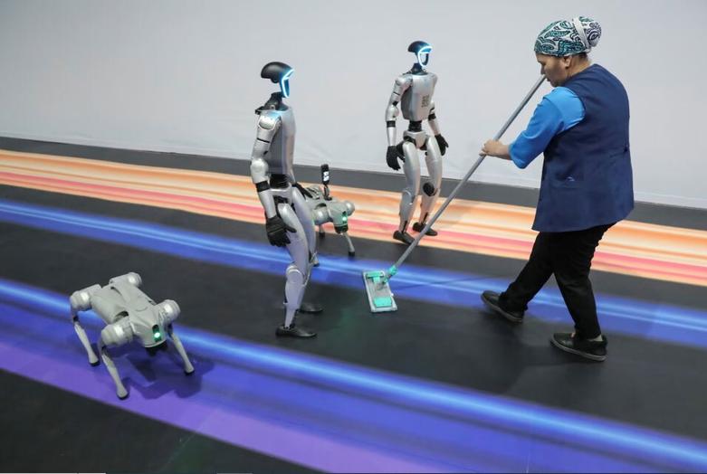 یک کارمند در طول نمایشگاه "انجمن دیجیتال آلماتی 2025"، 