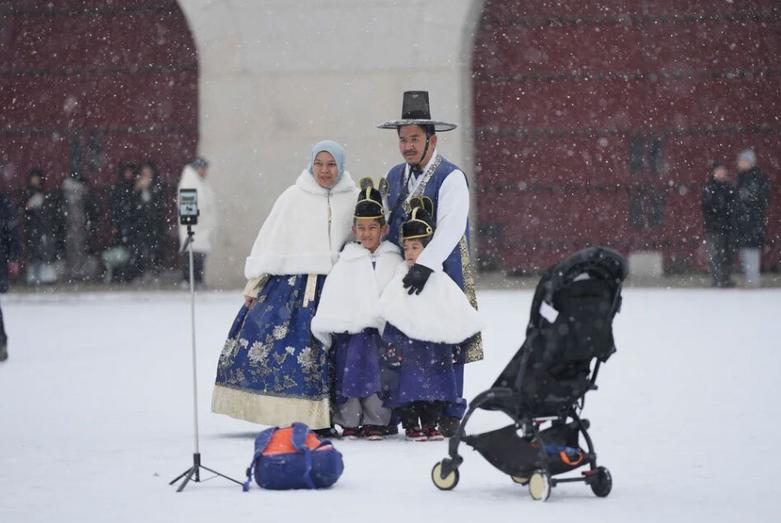 گردشگران مالزیایی با لباس های سنتی کره جنوبی