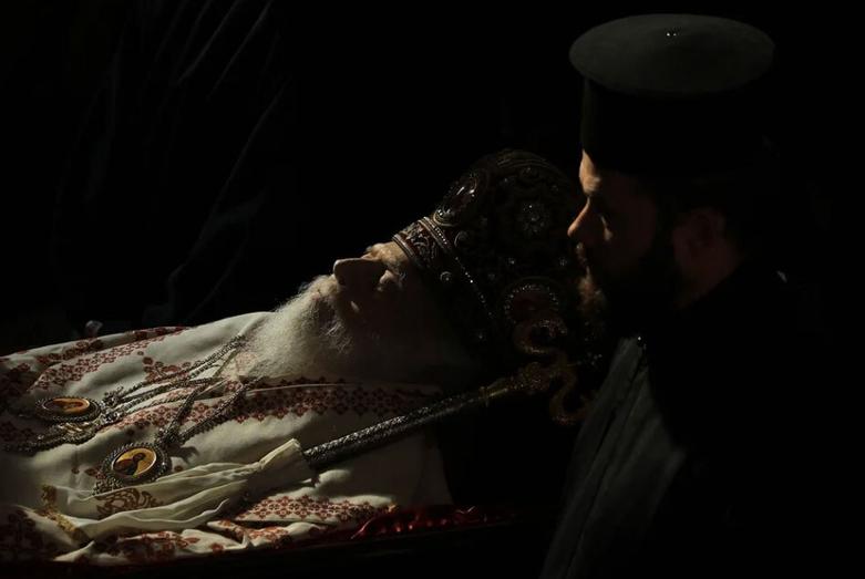 مراسم تشییع اسقف اعظم آلبانی در کلیسا