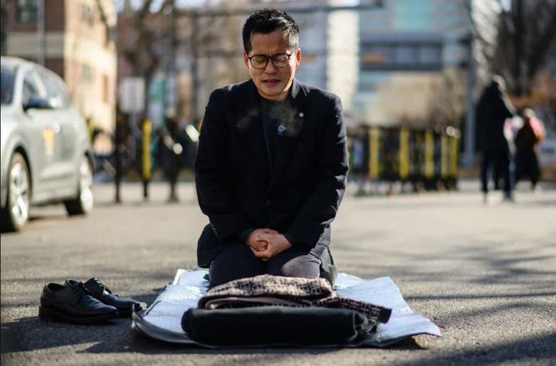 بَست نشینی اعتراضی یکی از حامیان رئیس جمهوری استیضاح شده کره جنوبی