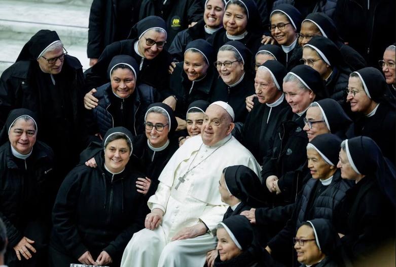عکس یادگاری راهبه های کاتولیک با پاپ فرانسیس