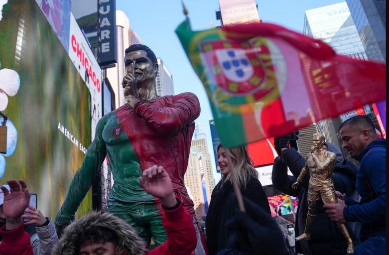 حضور هواداران در کنار مجسمه کریستیانو رونالدو