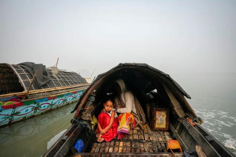 بازگشت یک خانواده ماهیگیر هندی از گواهاتی هند