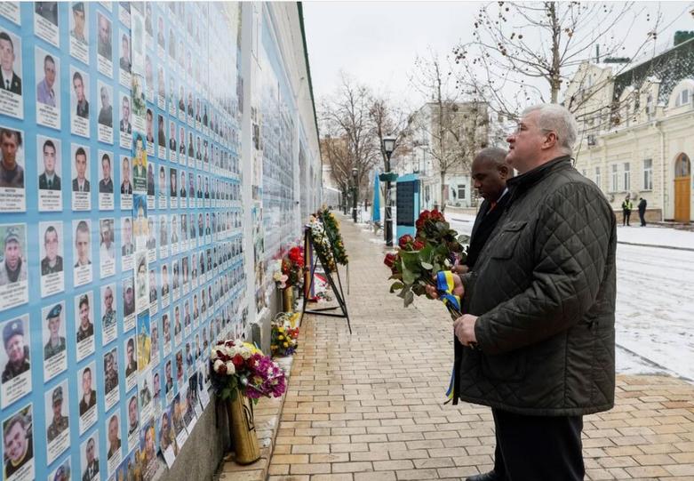 وزیر خارجه انگلیس در مقابل دیوار یادبود سربازان کشته شده ارتش اوکراین