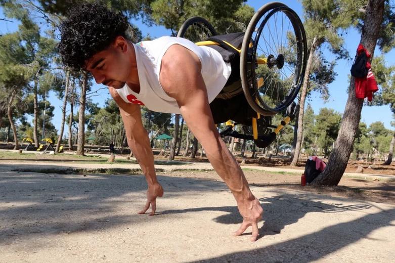 "عبدالرحمن مخلوف" جوان معلول 19 ساله اردنی