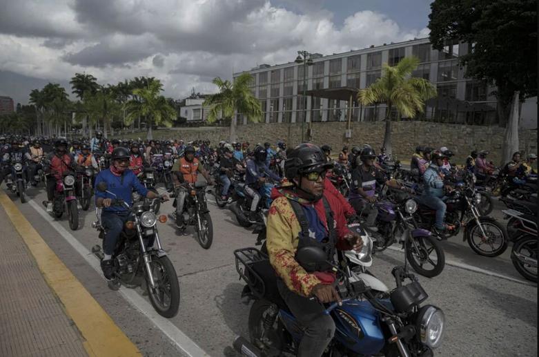 راهپیمایی موتوری حامیان "نیکولاس مادورو" رئیس جمهوری چپگرای ونزوئلا