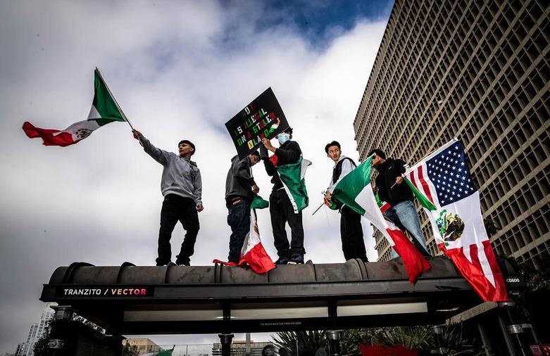 تظاهرات دانش آموزان دبیرستانی در شهر لس آنجلس