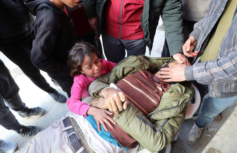  دختر بچه فلسطینی بر سر پیکر پدر