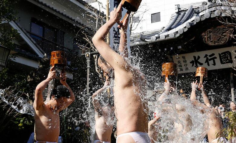 ریختن آب سرد به روی بدن از سوی اعضای فرقه